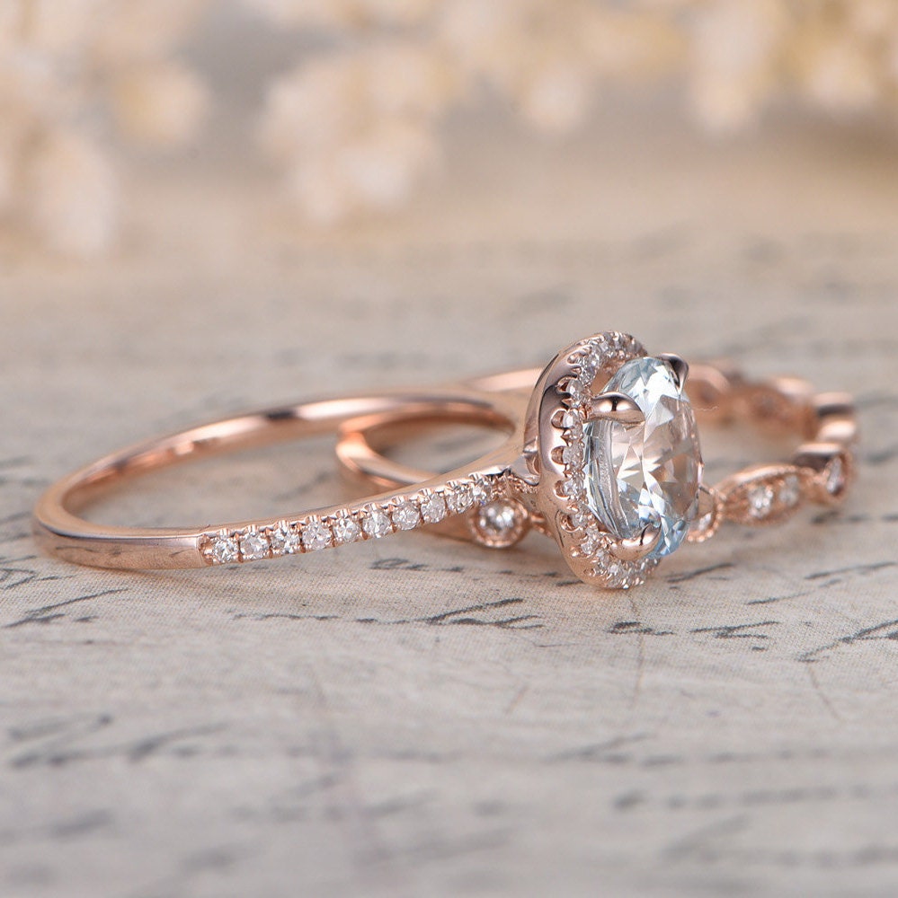 Bague de fiançailles et alliance en or rose 14 carats, demi-alliance, sertie d'une aigue-marine taille ronde de 6,5 mm et de diamants. Style Art déco.