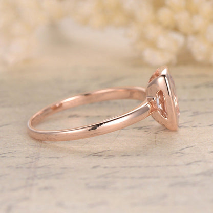 Bague de fiançailles sertie clos en or rose 14 carats, ornée d'une morganite taille coussin. Bague simple sertie clos. Cadeau d'anniversaire unique pour elle.