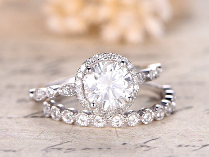 Ensemble de bagues en moissanite et diamants (2 pièces) en or blanc 14 carats. Bague de fiançailles en moissanite ronde de 6,5 mm et alliance en diamants pour femme.