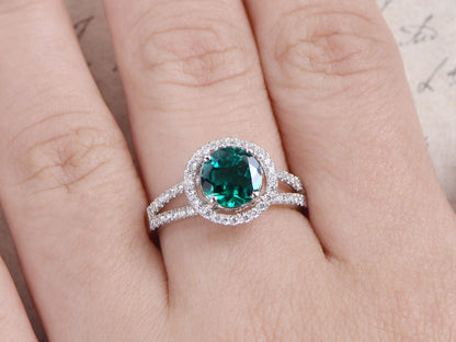 Bague de fiançailles en or blanc 14 carats avec émeraude, sertie de diamants et ornée d'une émeraude ronde de 7 mm. Anneau fendu, style Art déco, bague de promesse. Bagues pour femmes.