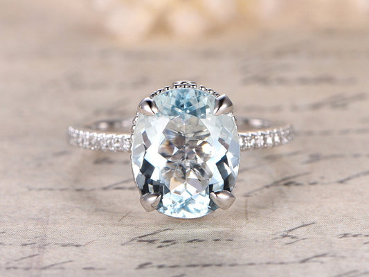 Bague de fiançailles en or blanc 14 carats massif, sertie d'une aigue-marine ovale de 9 x 11 mm. Bague filigranée, solitaire aigue-marine, pierre de grande taille. Sertie de griffes.