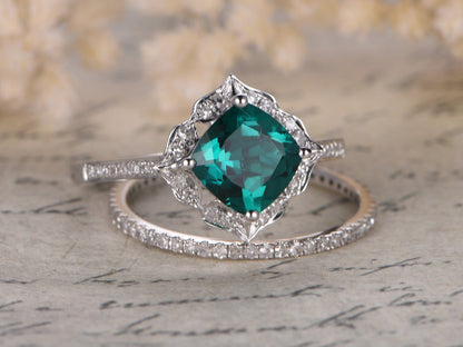 Bague de fiançailles en or blanc 14 carats, ornée d'une émeraude taille coussin et d'une alliance sertie de diamants.
