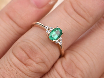 Bague en émeraude, bague en émeraude naturelle, bague en émeraude et diamants sur or jaune 14 carats