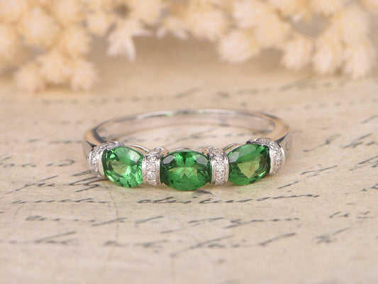 Bague triple en grenat tsavorite, bague à trois pierres, bague en grenat vert et diamant, bijoux en grenat, bagues triple pierre