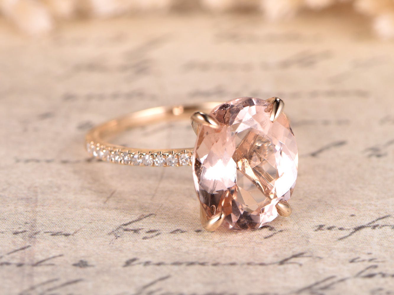 Bague de fiançailles en or rose 14 carats avec morganite rose de 4,5 carats, sertie de diamants ovales (10 x 12 mm) et de pierres naturelles de pureté VS. Bague de promesse et alliance.