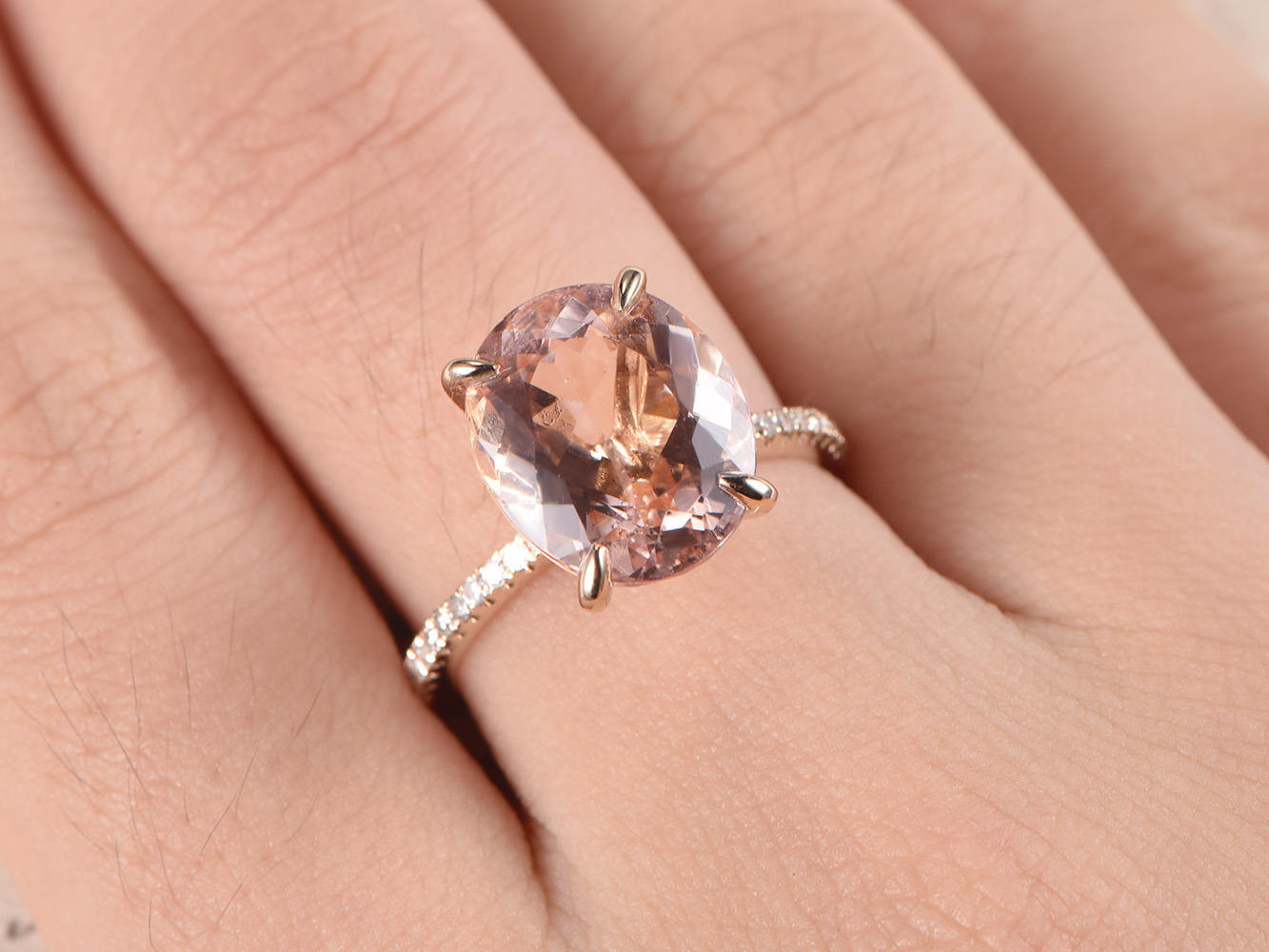 Bague de fiançailles en or rose 14 carats avec morganite rose de 4,5 carats, sertie de diamants ovales (10 x 12 mm) et de pierres naturelles de pureté VS. Bague de promesse et alliance.