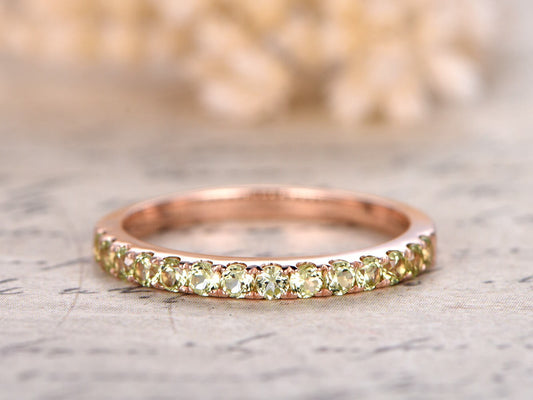 Alliance en or rose 14 carats, bague d'éternité, bague de fiançailles en péridot, bague empilable, bague pavée de péridot, alliance en péridot