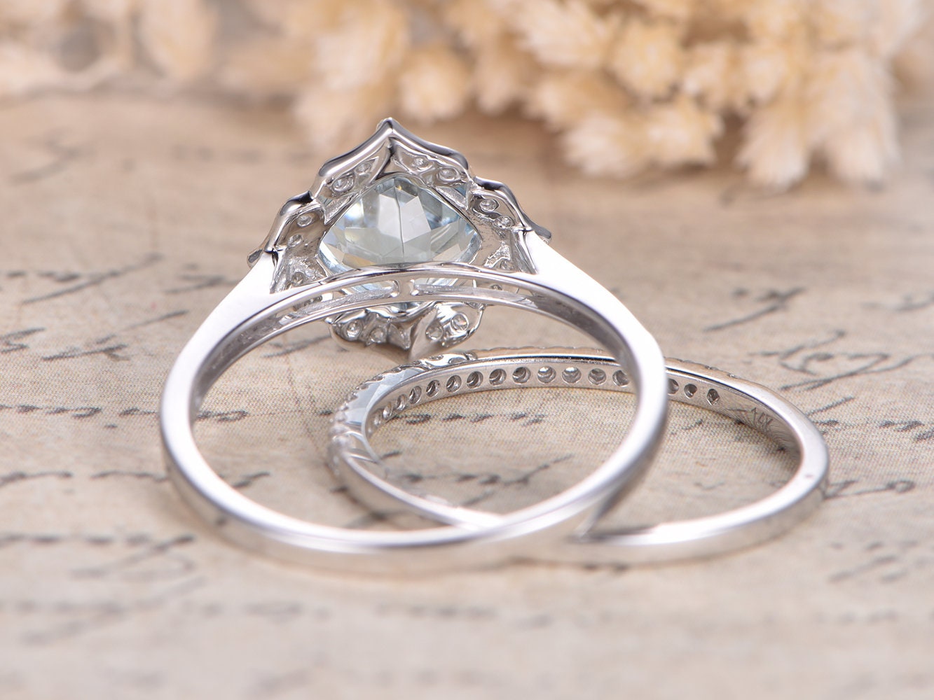 Ensemble de deux bagues de mariage en or blanc 14 carats, serties d'une aigue-marine taille coussin de 7 mm et de diamants.