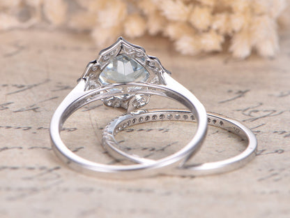 Ensemble de deux bagues de mariage en or blanc 14 carats, serties d'une aigue-marine taille coussin de 7 mm et de diamants.