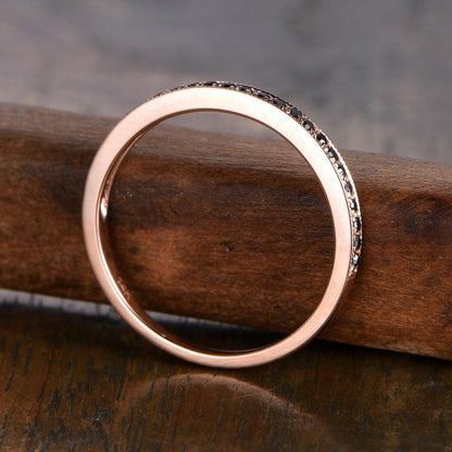 Alliance en or rose 14 carats, sertie de diamants noirs taille ronde, de pureté SI/H, sertie pavée et ornée d'un pavage milgrain. Idéale pour la Saint-Valentin.